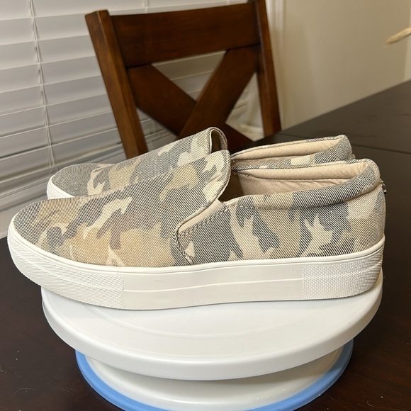 Steve Madden Gills-C Camo Slip On Sneaker Shoe Women Size 10 - Picture 3 of 17